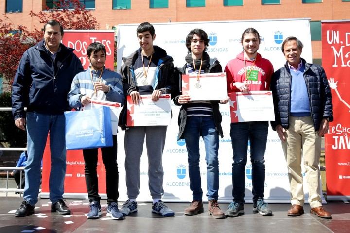 Imagen del equipo del IES Ágora, ganador del primer premio de la Gymkana STEM en la categoría de Educación Secundaria. A la izquierda vemos a Fernando Martínez, concejal de Educación y a la derecha a Ignacio García de Vinuesa, alcalde de Alcobendas