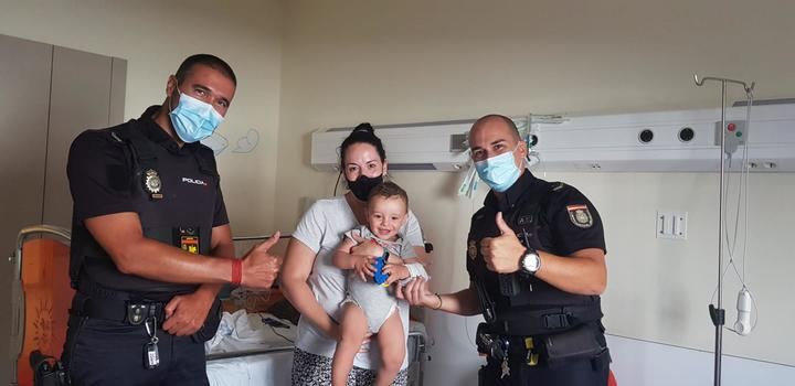 Dos agentes de la Policía Nacional salvan la vida a un bebé de 13 meses