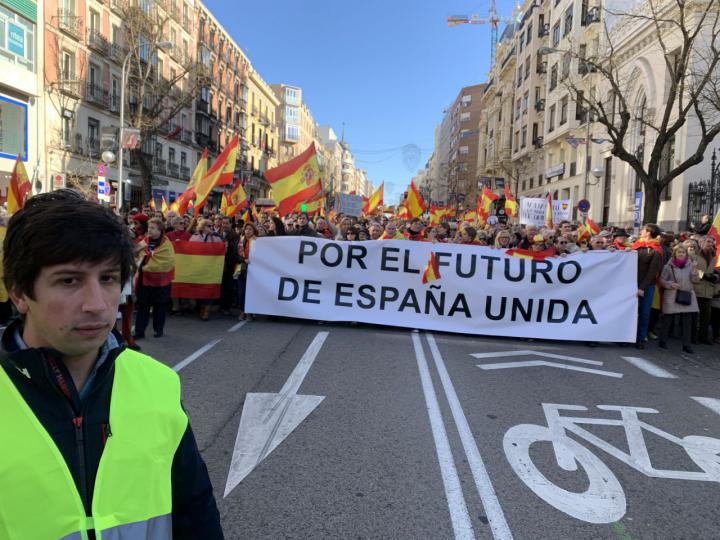Miles de personas protestan en Madrid contra los desmanes de Sánchez