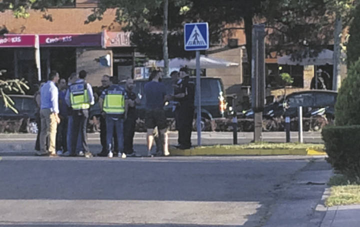 Un policía se atrinchera y se suicida en un restaurante