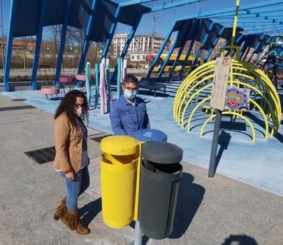 El Ayuntamiento instala papeleras en las áreas infantiles temáticas
