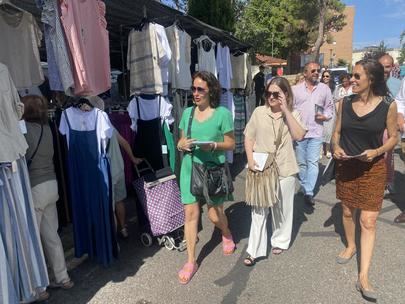 Marta Rivera de la Cruz visita el mercadillo de San Sebastián de los Reyes acompañada por la Alcaldesa, Lucía Fernández y Eugenia Carballedo