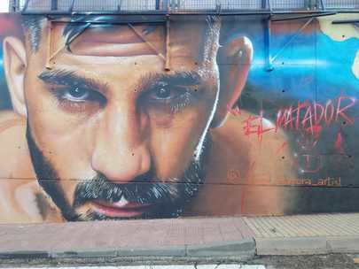 Ilia Topuria ya tiene su mural en el campo de futbol municipal Matapiñonera