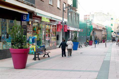 La calle Constitución cambia de aspecto entre la zona peatonal y la calle Jarama