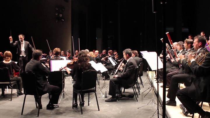 Imagen de la Orquesta Martín i soler durante la celebración de un concierto
