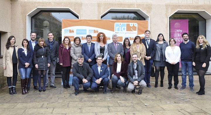 Imagen de unas de las últimas reuniones de los representantes de los municipios que conforman la  Red de la Infancia y la Adolescencia, celebrada el año pasado en Velilla de San Antonio. 