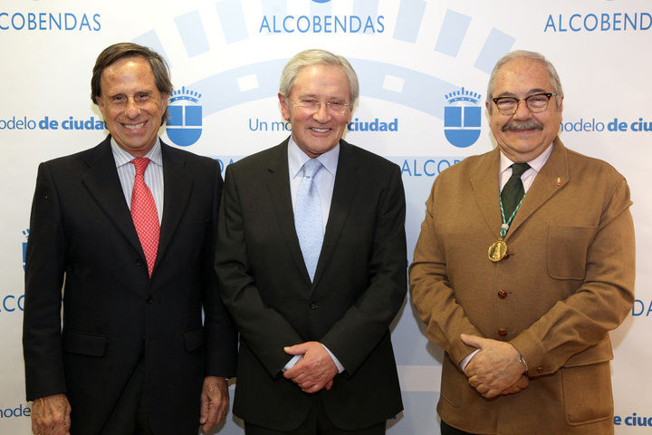 Imagen del Alcalde de Alcobendas, Ignacio García de Vinuesa, el Periodista y pregonero, Fernando Ónega y el Presidente de la Hermandad de Nuestra Señora de la Paz, Juan Antonio López Baena. 