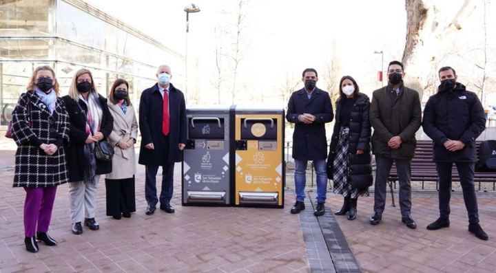 El Ayuntamiento instala papeleras solares inteligentes