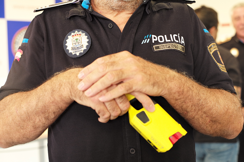 La Policía de Sanse presenta su dispositivo de pistolas táser