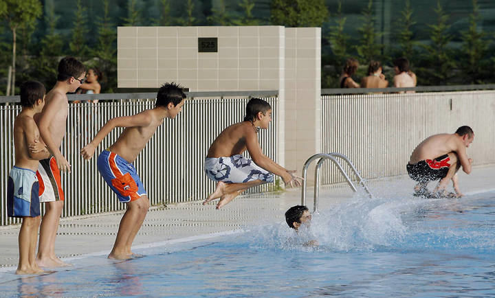 La importancia de vigilar a los menores durante el baño en piscinas