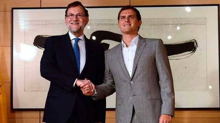 PP y Ciudadanos firman el pacto para la investidura de Rajoy