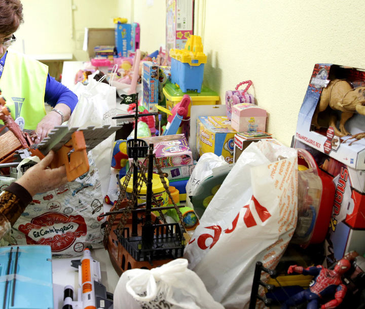 Alcobendas recoge de sus vecinos 8.000 juguetes y 7 toneladas de alimentos