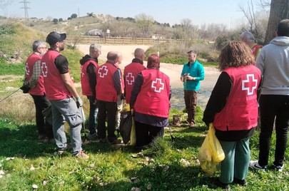La Cruz Roja de Sanse recoge y analiza los residuos abandonados en el arroyo Viñuelas