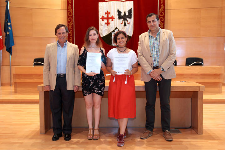 Reconocimiento del Ayuntamiento a dos alumnas por sus resultados académicos excelentes en Bachillerato