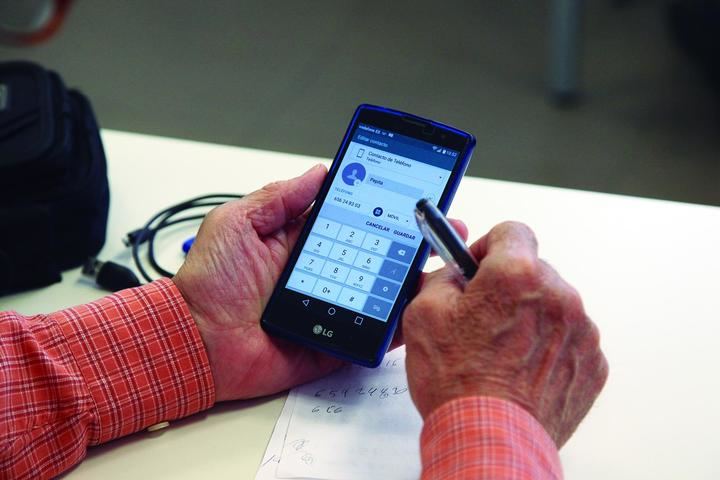 Taller de telefonía móvil para personas mayores