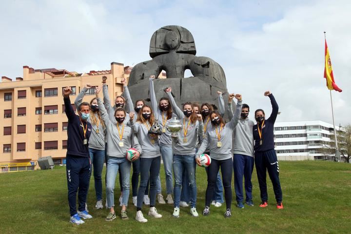 El Club Voleibol Alcobendas ofrece la Copa de la Reina a la ciudad