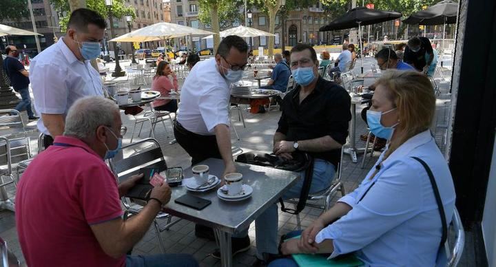 Ayuso anuncia el uso obligatorio de mascarilla en restaurantes, ampliar a seis personas por mesa en terrazas y nuevos horarios