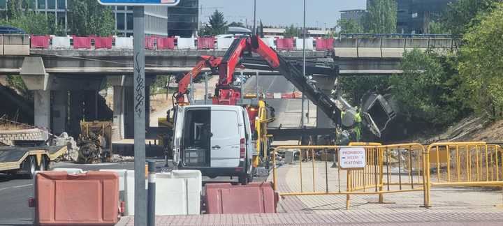 Un accidente de un camión obliga cerrar la calle Anabel Segura