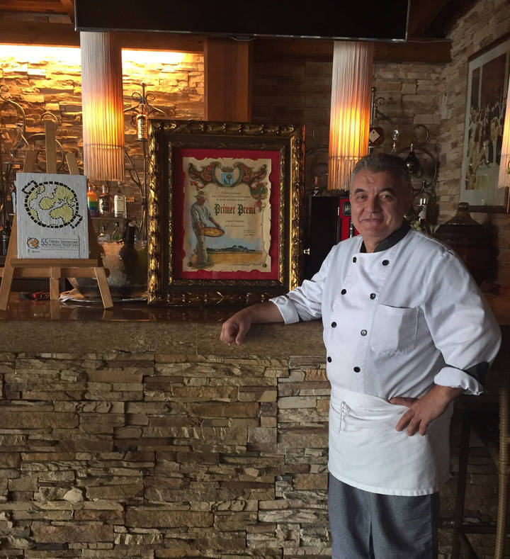 En la imagen vemos a Julián García, Chef del restaurante la Albufera de La Moraleja, con el premio en el que se le reconoce a su plato como 'La Mejor Paella del Mundo 2015'