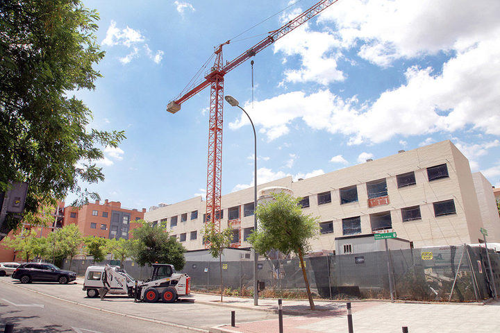 Imagen de la fachada del edifico donde se están construyendo los 30 pisos en la calle Teresa de Calcuta de Valdelasfuentes