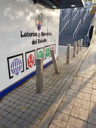 Intento fallido de alunizaje en el local de loterias del centro comercial Alegra de Sanse