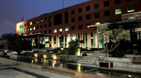 Imagen de la fachada del Ayuntamiento de Alcobendas el año 2016 cuando se sumo a la Hora del Planeta 2017