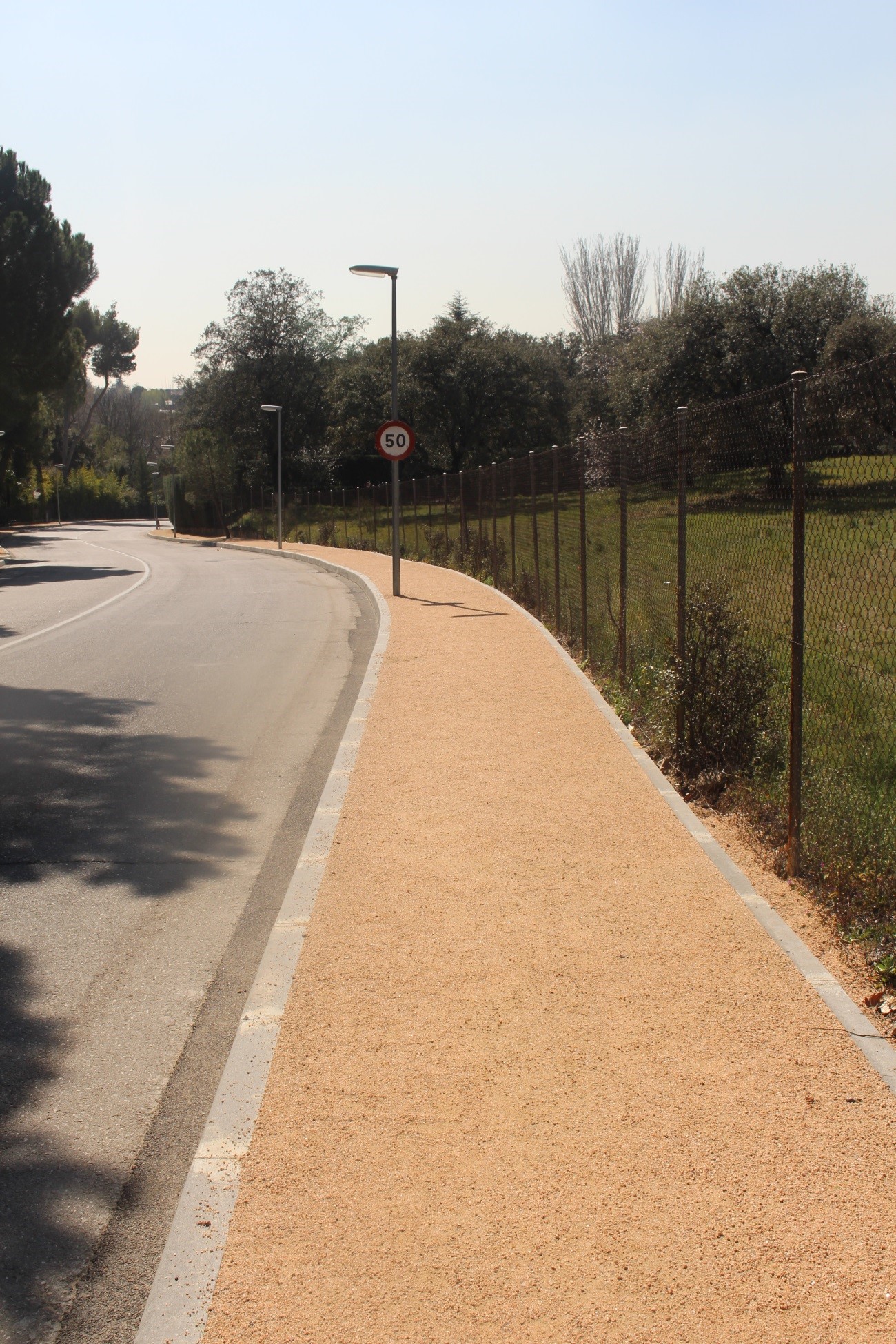 Imagen de como ha quedado la arena de jabre en las aceras reformadas en el Camino Ancho de La Moraleja