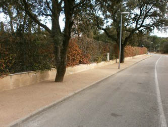 Imagen de la arena de jabre compactada colocada en una calle de La Urbanización por la entidad de conservación de La Moraleja