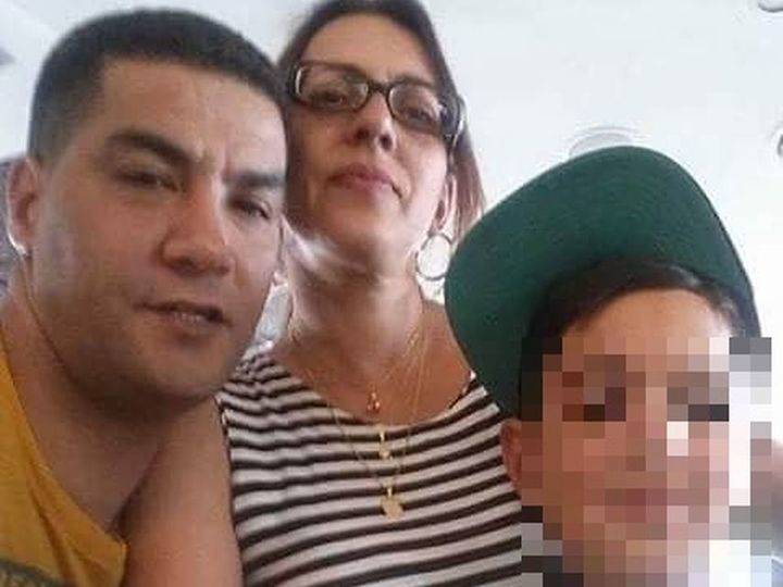 En la imagen, el asesino en busca y captura y la mujer y el niño asesinados