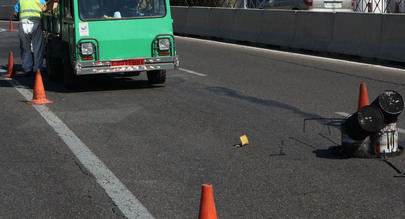 Operación Asfalto en el acceso a la Plaza de La Moraleja desde la A-1