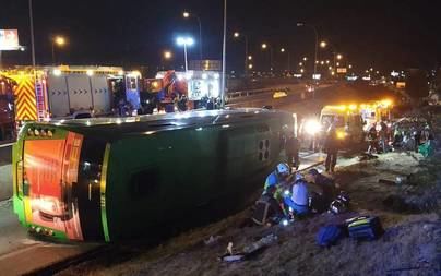 20 personas heridas al volcar un autobús de la línea C-52