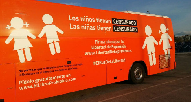 El polémico autobús contra la transexualidad de Hazte Oír en Alcobendas