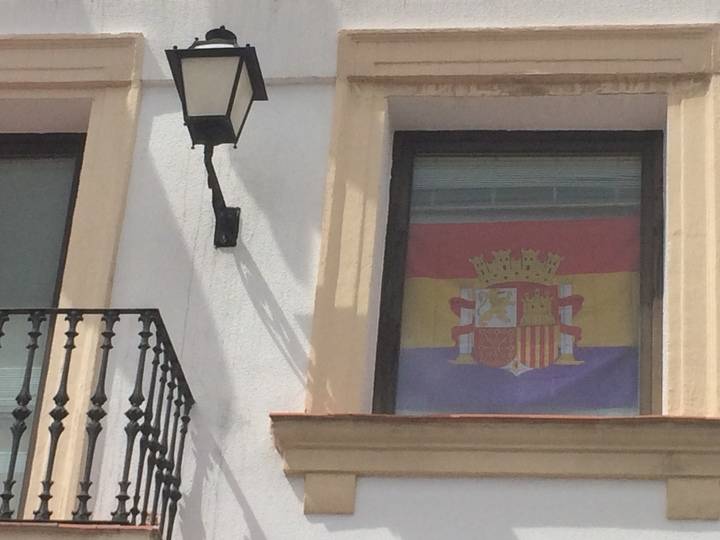 Polémica colocación de la banderar republicana