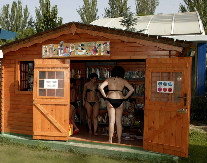 Imagen de la Bibliopiscina localizada en el polideportivo municipal José Caballero de Alcobendas