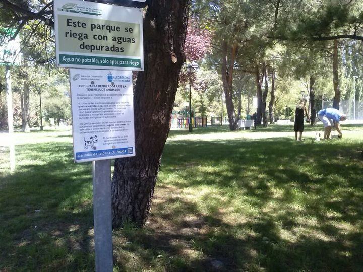 La Entidad de Conservación de El Soto de La Moraleja distribuye bolsas gratuitas para excrementos caninos