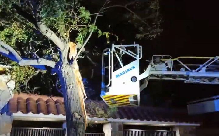 634 avisos y más de 400 salidas de Bomberos esta noche por la borrasca 'Bárbara'