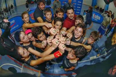 Imagen de los campeones del Colegio Virgen de Atocha San Antonio Spurs con su anillo