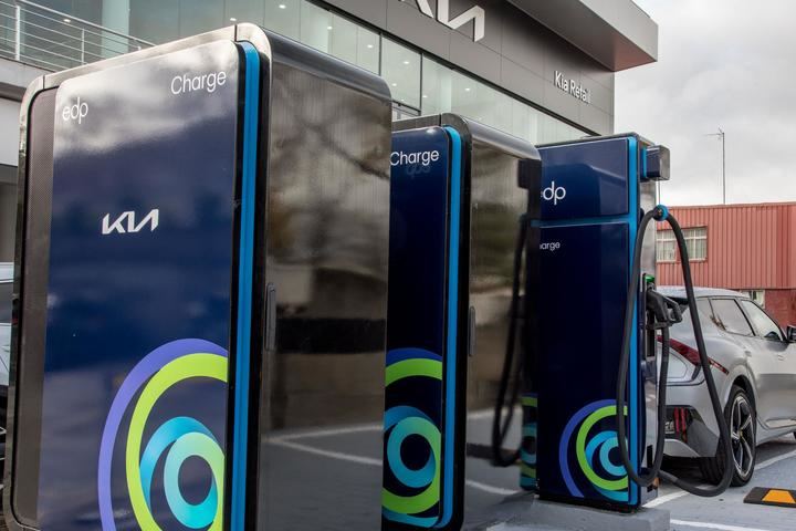 Los amigos de lo ajeno revientan el cargador utrarrápido de Kia en Sanse