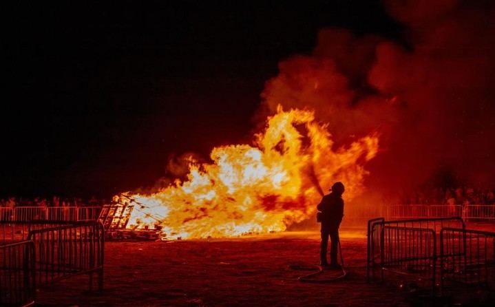 Hoguera, música y actividades en el Parque de la Marina durante ala noche de San Juan: