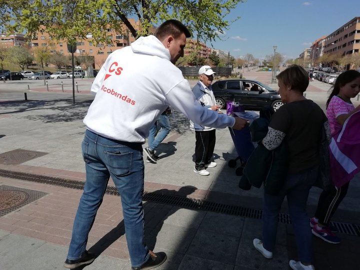 Imagen de Miguel Ángel Arranz repartiendo propaganda de Ciudadanos el pasado domingo. 