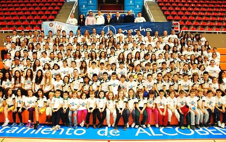 Imagen de grupo donde están todos los nadadores del Club Natación Alcobendas 