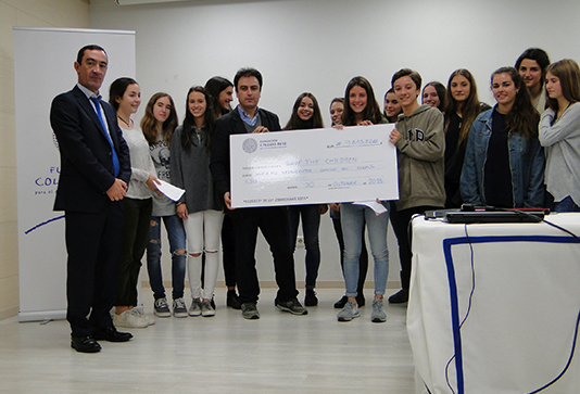 El cheque fue entregado por alumnos del colegio y estuvieron presentes Juan de Santiago, Presidente de la Fundación Colegio y David del Campo, Director de Cooperación Internacional y Acción Humanitaria de Save The Children. 
