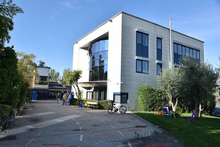 El Colegio Suizo de Alcobendas de nuevo en el centro de la diana por un caso de acoso escolar