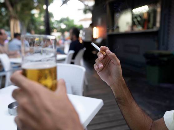 Cómo fumar en terrazas sin saltarse la ley y sin que haya más riesgo de contagio por COVID19