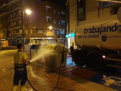Los servicios de limpieza de Alcobendas desinfectan calles y mobiliario urbano