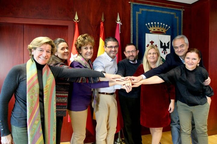 Imagen de los firmantes con el Alcalde de Alcobendas y el Concejal responsable de la Delegación. 