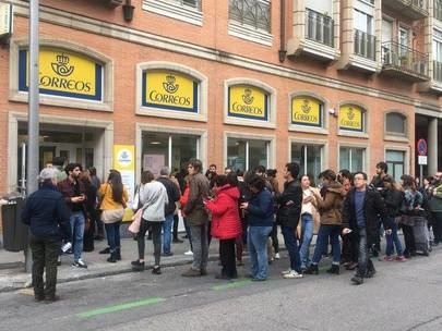 Colapso en las oficinas de Correos de Madrid por coincidir el Voto por Correo y la recogida de los distintivos de la DGT