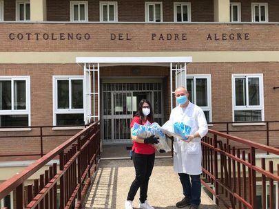 El programa ‘Llenamos tu despensa’ de Alcobendas recibe comida y material sanitario de la Hermandad Virgen de la Paz