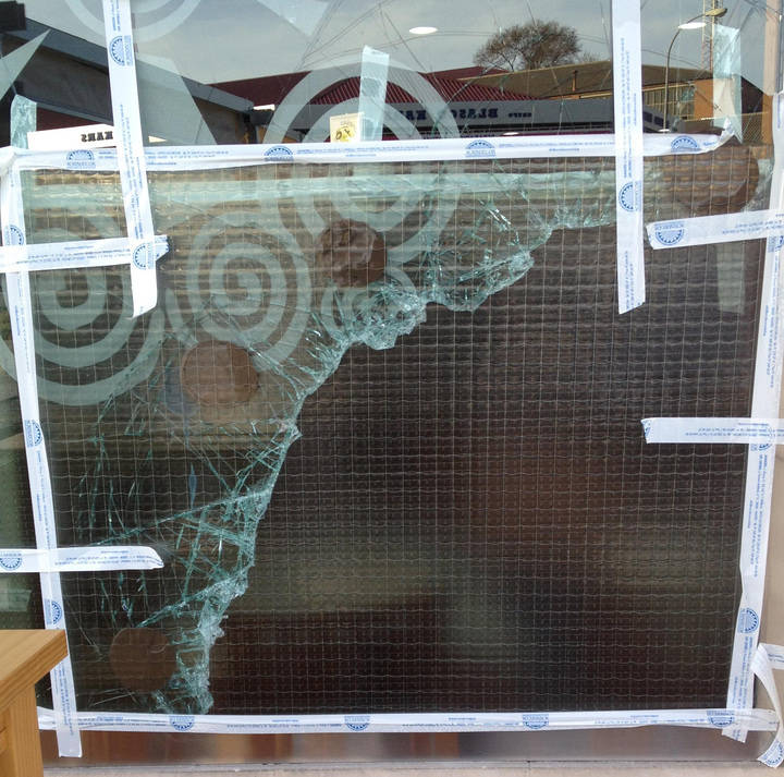 Imagen del cristal de la fachada del restaurante después de que los ladrones lo rompieran por cuarta vez en menos de dos meses. 