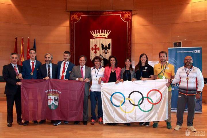 Ilustración de todos los deportistas homenajeados junto a las autoridades